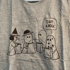 Peanuts T-Shirt - “I Got A Rock”  Halloween Scene - Women's size M - Brand New